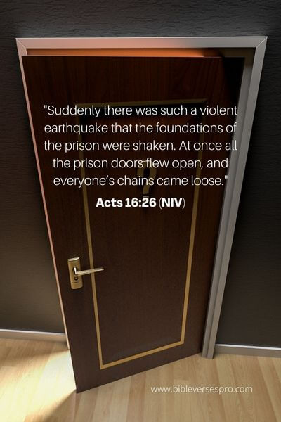 Acts 16_26 (NIV)